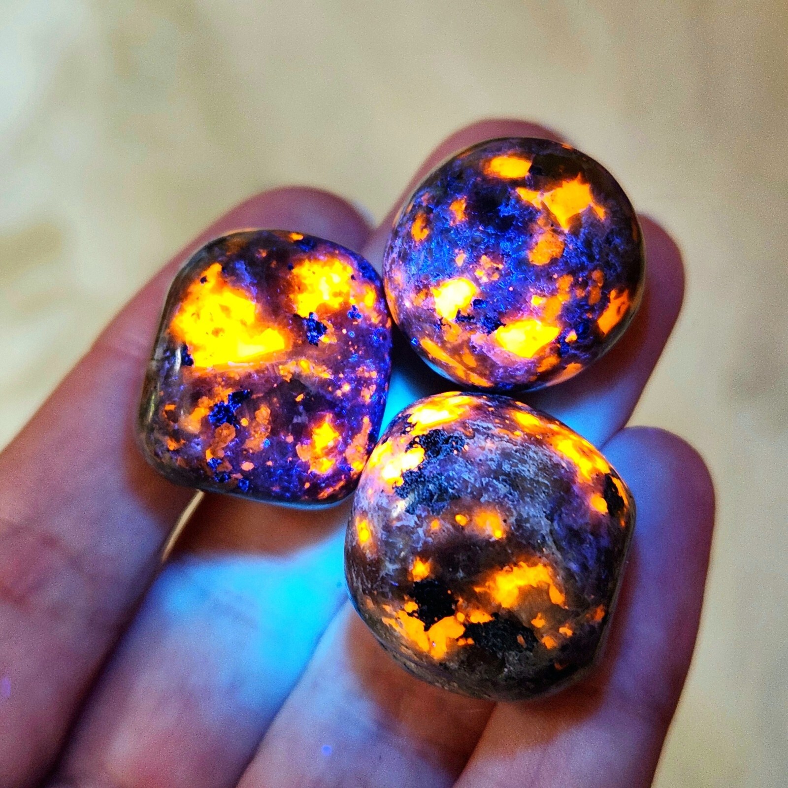 3pcs Natural Yooperlite Tumbled Polished Flame Stone UV Reactive Fire Stone