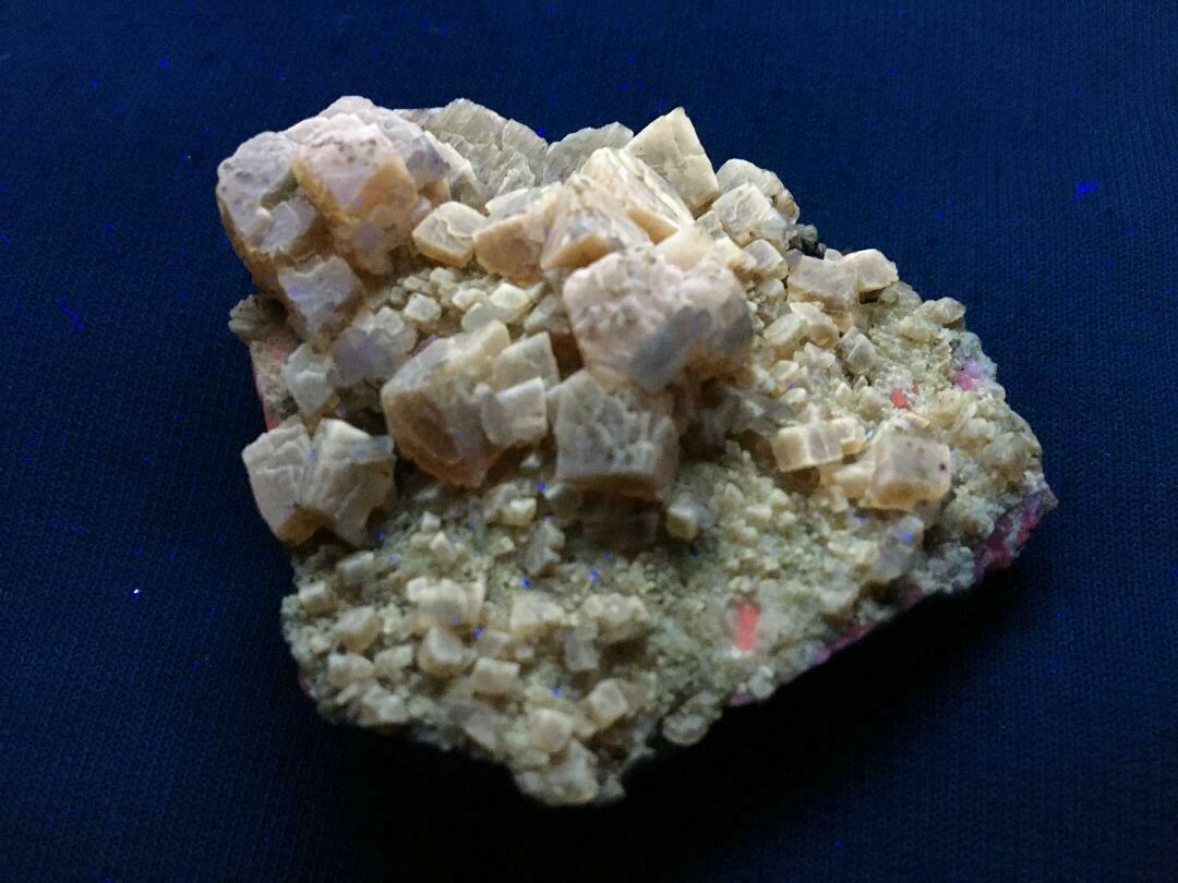 KB: BRIGHT!! FL. YELLOW/WHITE & RED CALCITE XLS. SW & PHOS., STRONTIAN, SCOTLAND