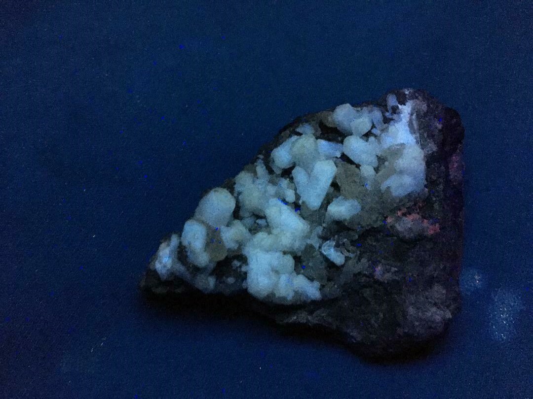KB: BRIGHT SW FL. WHITE/CREAM TARNOWIZITE XLS. FROM TOUISSIT, MOROCCO