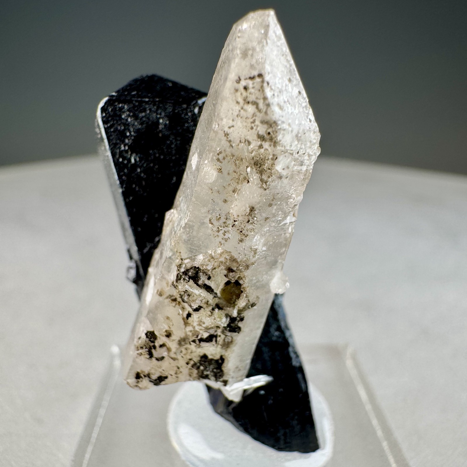 Ilvaite, Quartz: No. 1 Mine, Huanggang Fe-Sn deposit, Hexigten Banner, China
