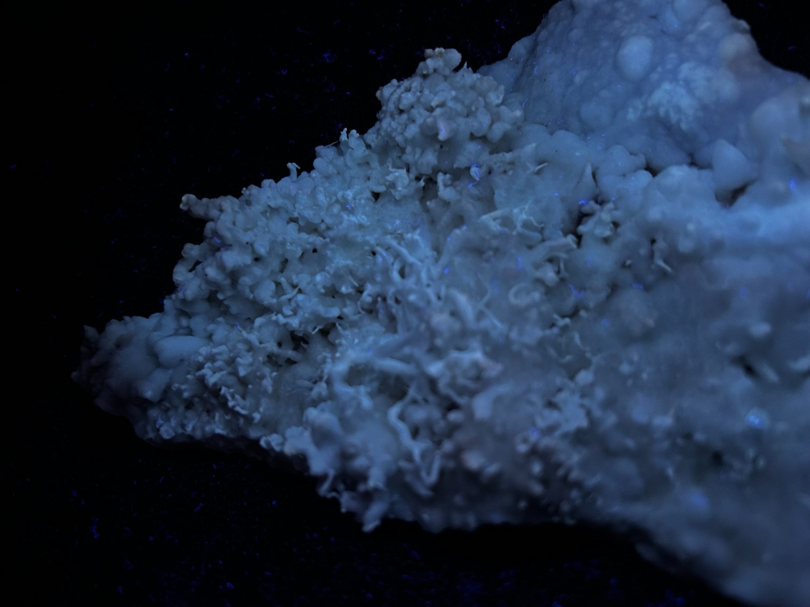 KB: BRIGHT! FL. BLUE/WHITE & YELLOW/WH SW & LW ARAGONITE (FLOS FERRI), AUSTRIA