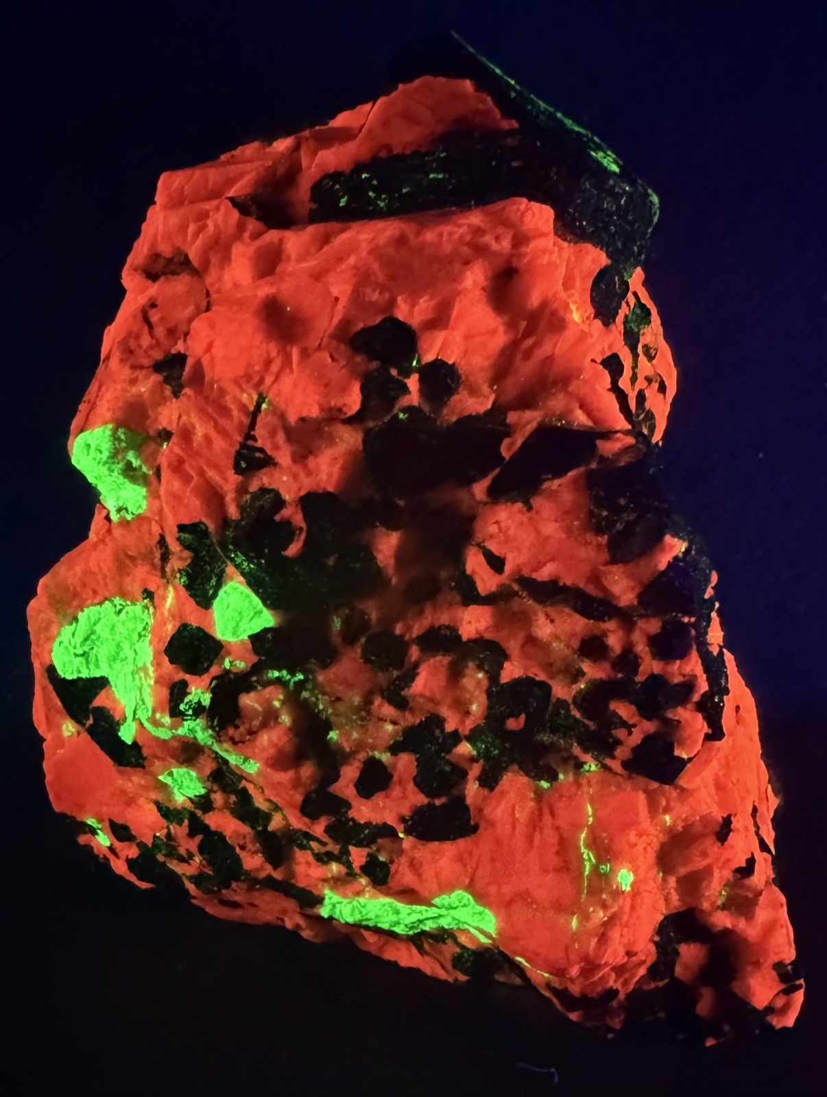 Franklinite crystal in Fluorescent Red Calcite with Willemite From Franklin,Nj