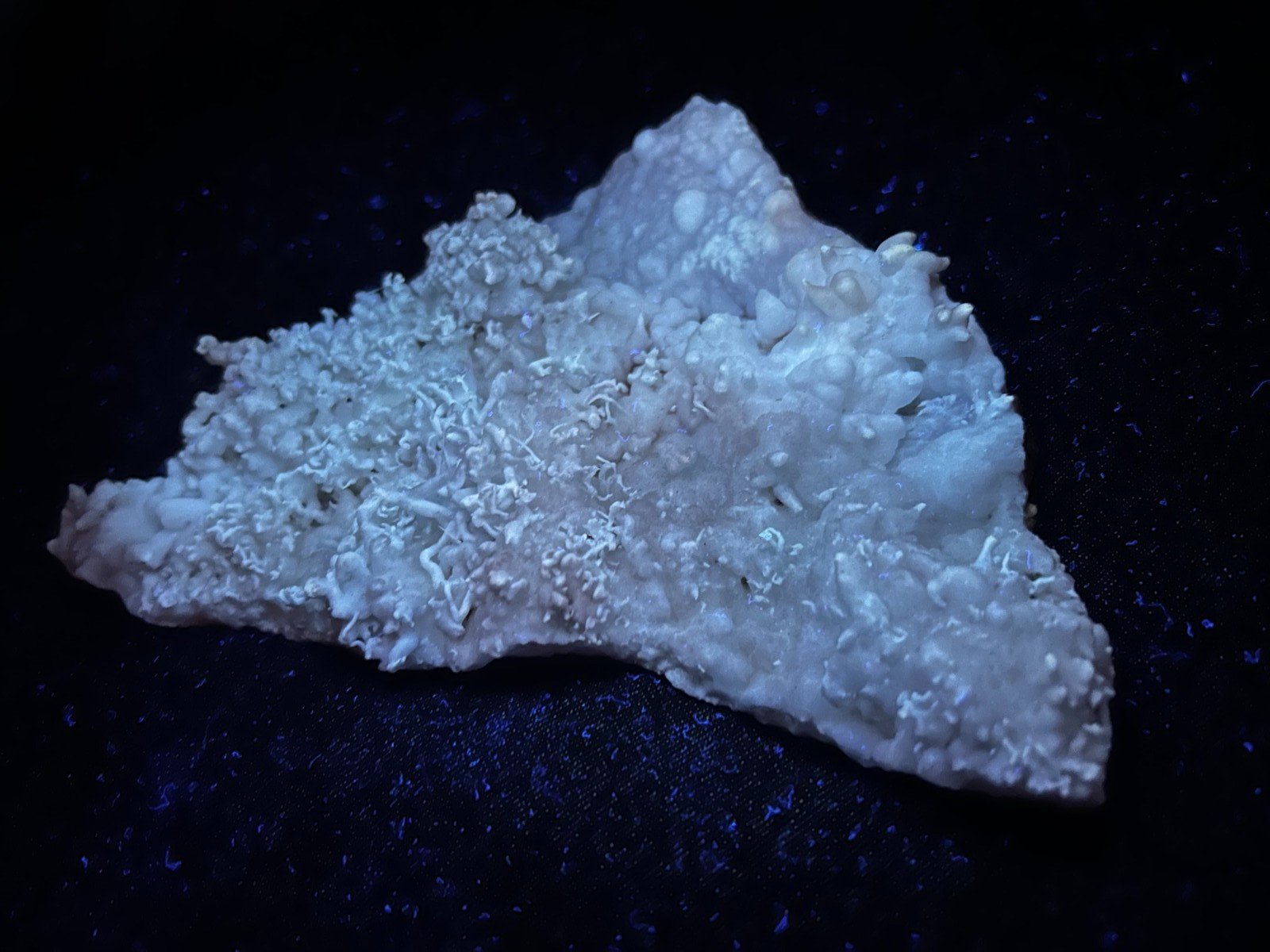 KB: BRIGHT! FL. BLUE/WHITE & YELLOW/WH SW & LW ARAGONITE (FLOS FERRI), AUSTRIA