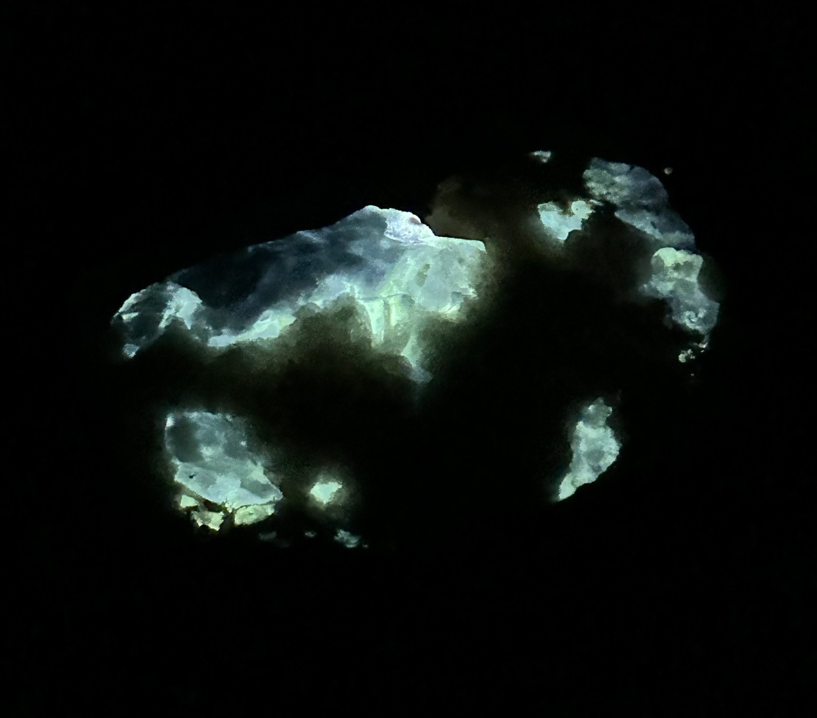 434 Gr. Fluorescent Phosphorescent Sodalite W/ Hackmanite, Fluorapatite, Calcite