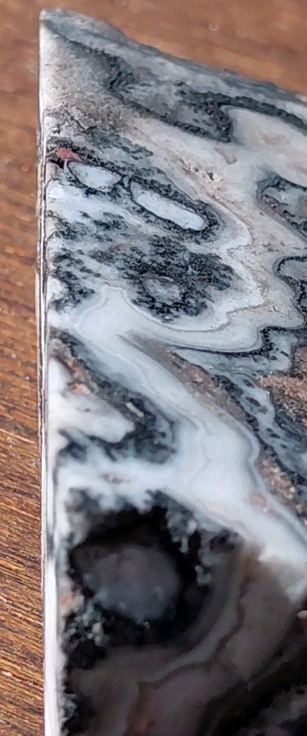 Zebra Calcite Self-Standing “Wedge” Dspl UV Psychedelic Wavey Band 3x 2 1/2″