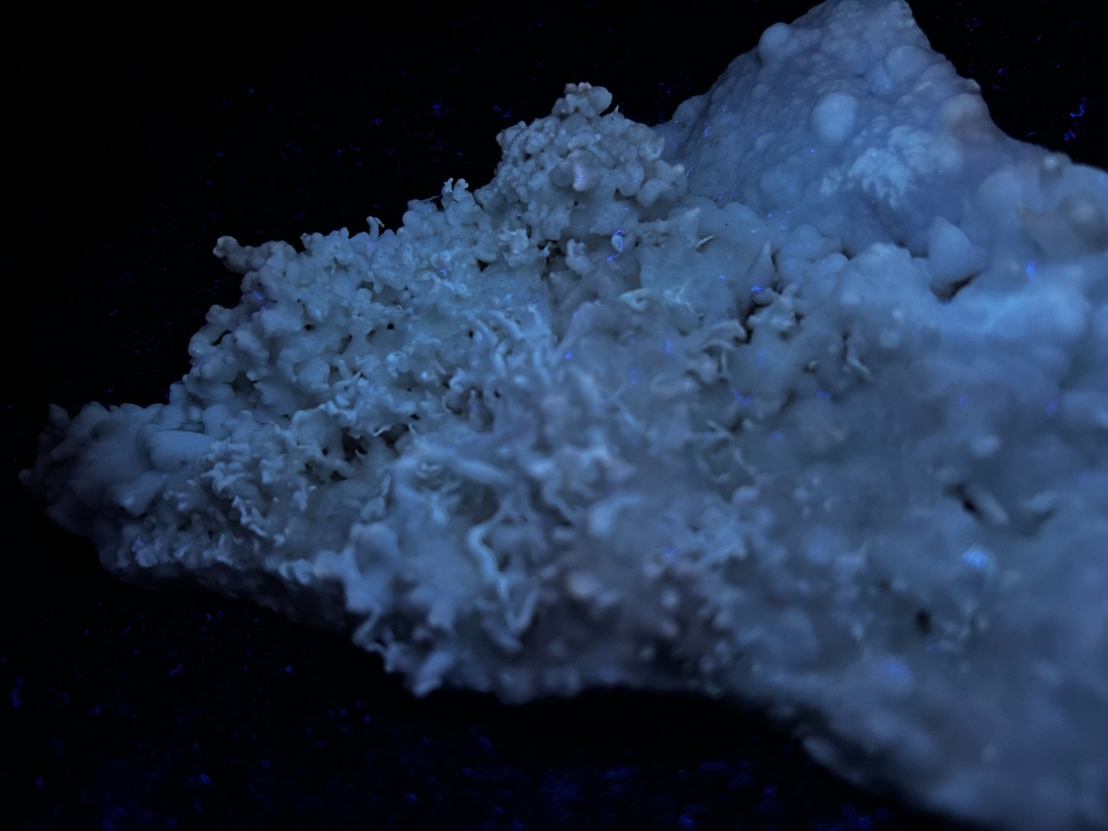KB: BRIGHT! FL. BLUE/WHITE & YELLOW/WH SW & LW ARAGONITE (FLOS FERRI), AUSTRIA