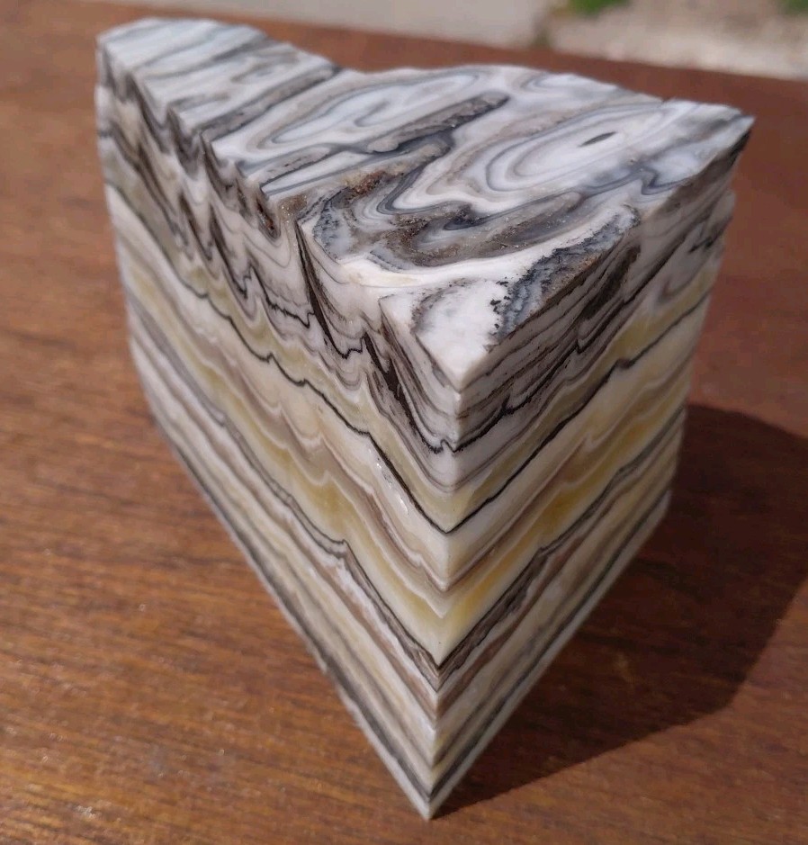 Zebra Calcite Polished Crystal Pyramid 2 3/4Lb Bands UV+ 4 3/4″× 3 1/2″ ×3 1/2