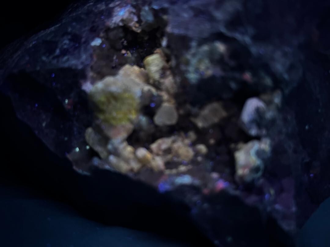 KB: BRIGHT! FL. YELLOW/WHITE SW/LW WELOGANITE XLS. FROM FRANCON QUARRY, CANADA