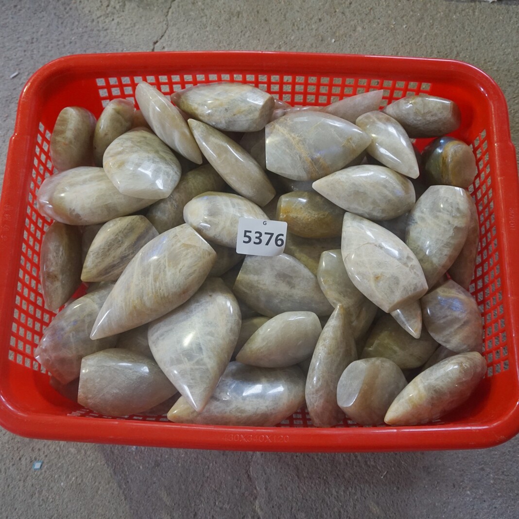 26Pcs Natural Blue Rainbow Moonstone Crystal Palm Stone Point Flame Healing