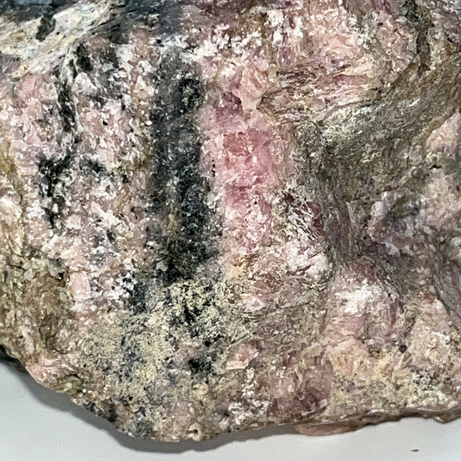 Rhodonite w/Franklinite 940g Franklin NJ 120x90x85mm Rose Pink Gemstone Specimen