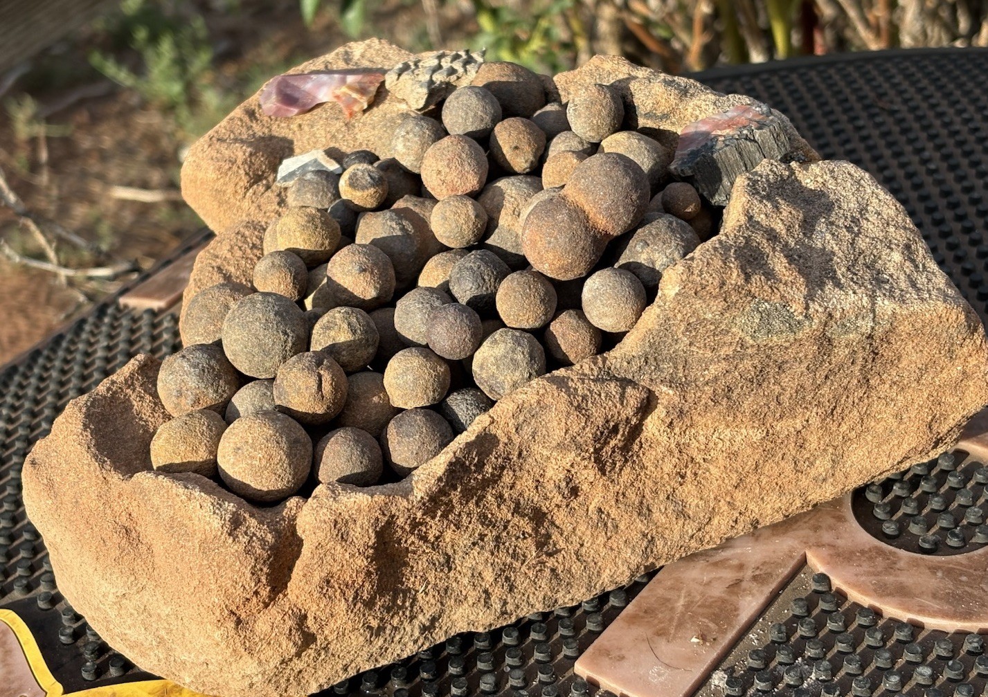 ☘️RR⛏️: Moqui Marbles/Shards On Sandstone Base High Desert Northeast Az. 6.75 Lb