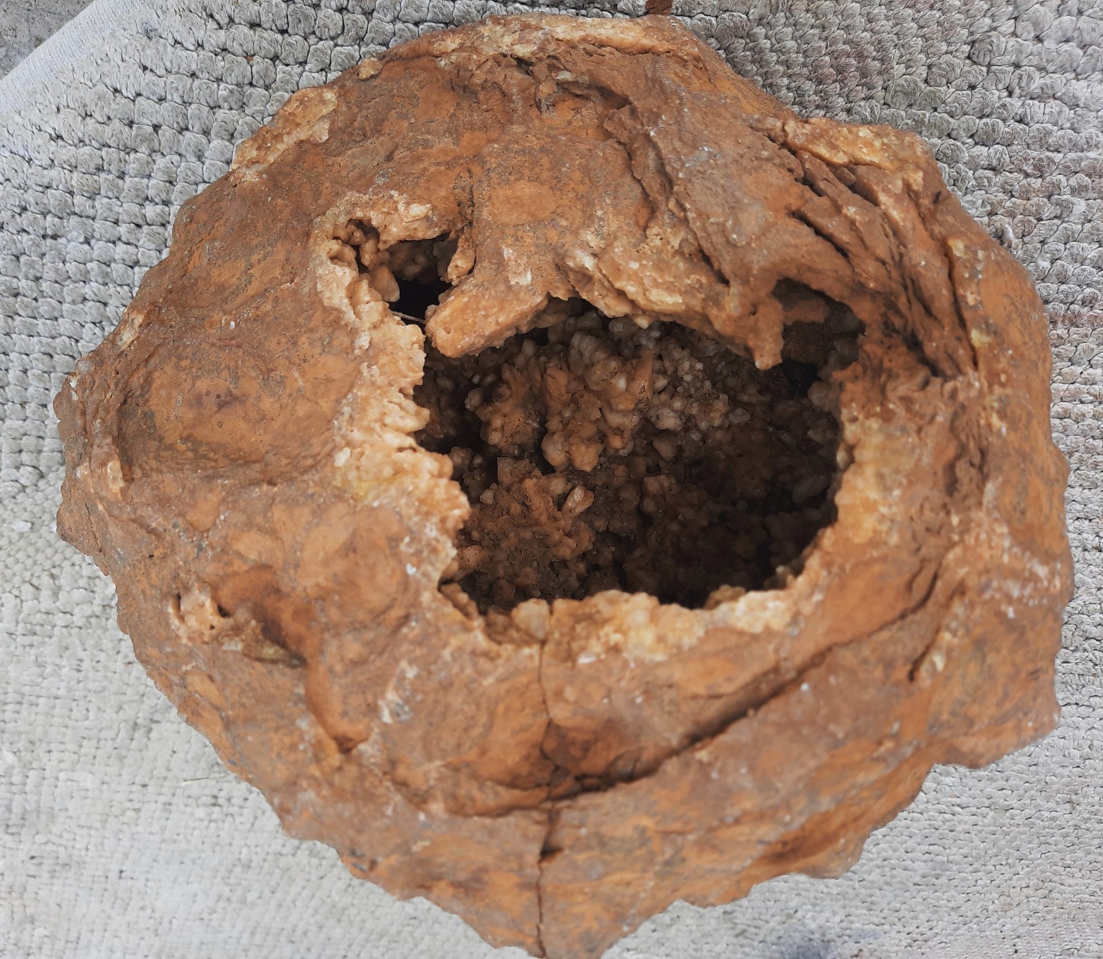 7″ KY. Iron Rock Geode with Odd Unique Crystals. Natural Opening, Eye Pleasing