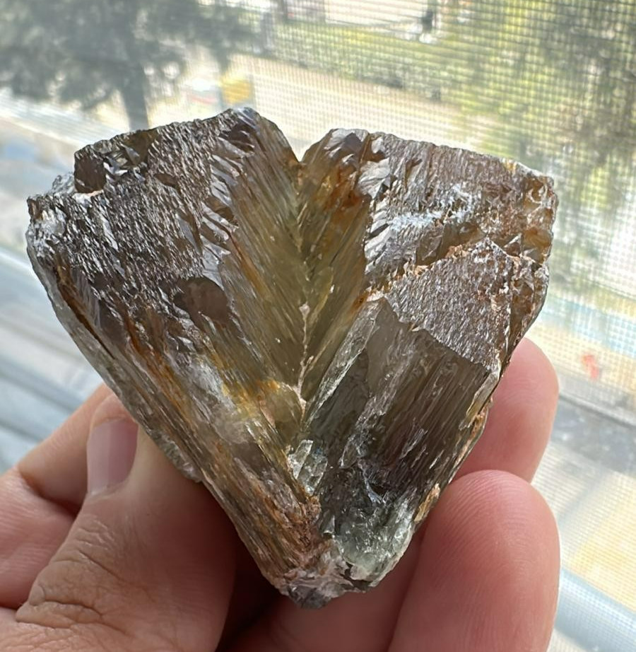 153g Natural Twin Diaspore Crystal – Color Change – 5x5x5.5 cm – Collector Grade