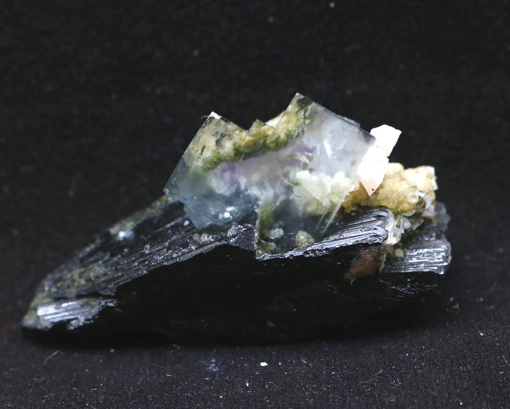 Natural Blue Cubic fluorite Black tungsten ore Mica mineral specimen/yaogangxian