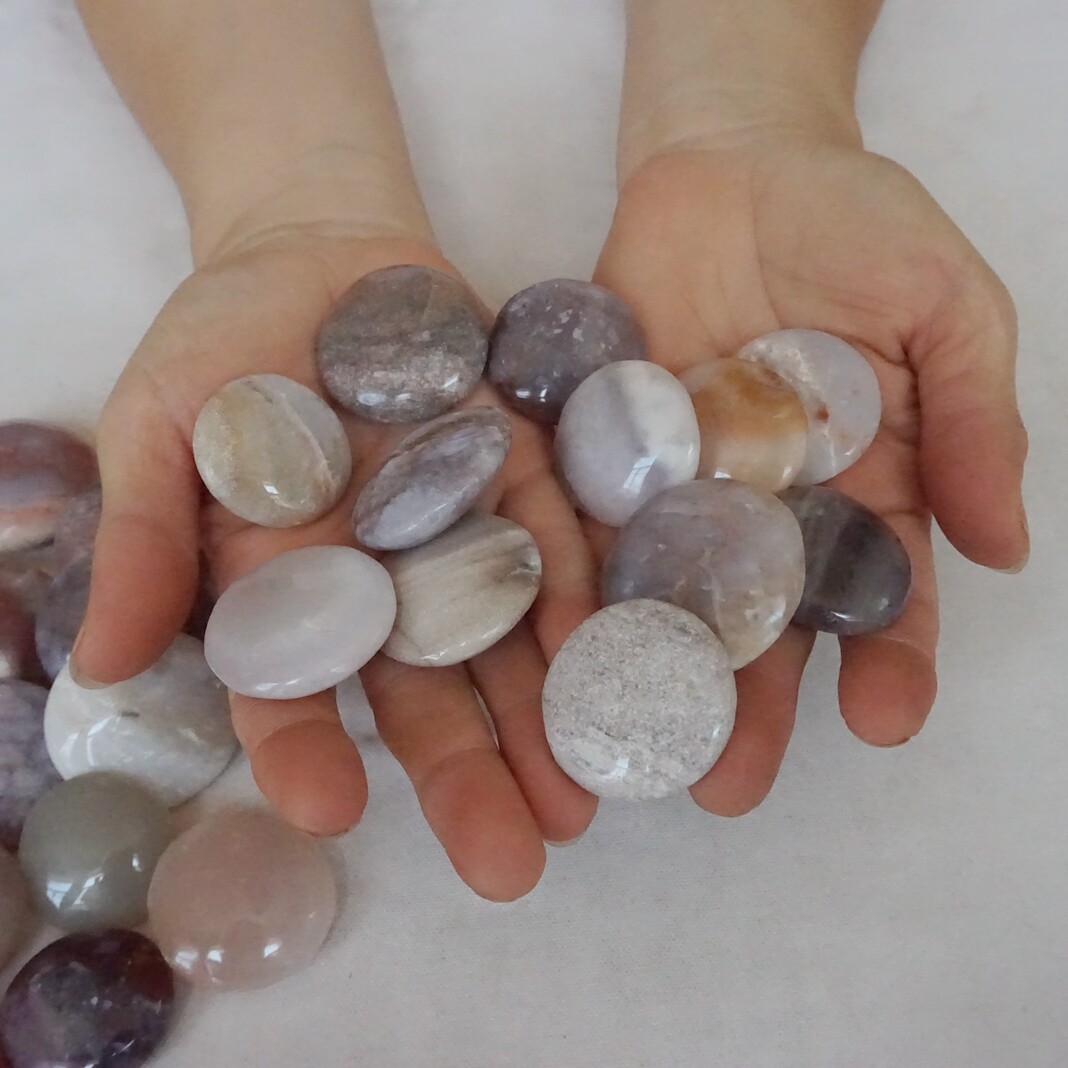 2.2LB 42Pcs Natural Agate Carnelian Disc Quartz Crystal Palm Stone Healing