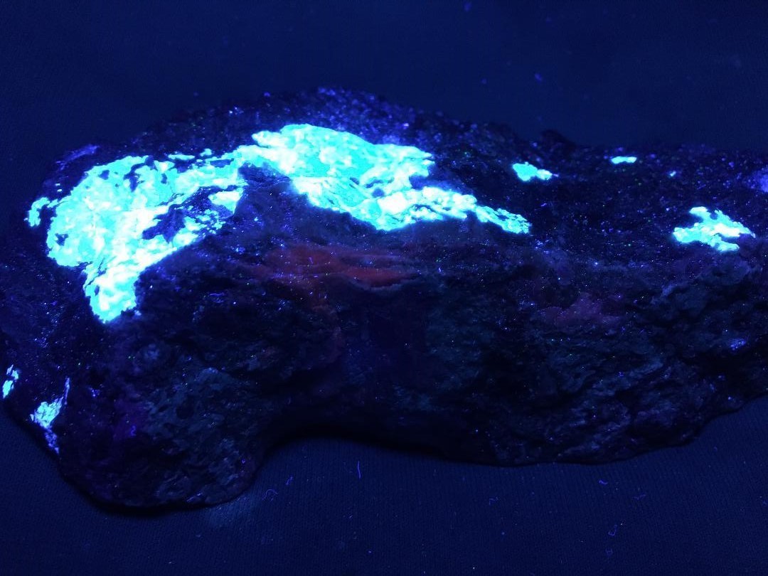KB: FANTASTIC AND BRIGHT FL. BLUE/WHITE SW SCHEELITE ON MATRIX FROM CT, USA