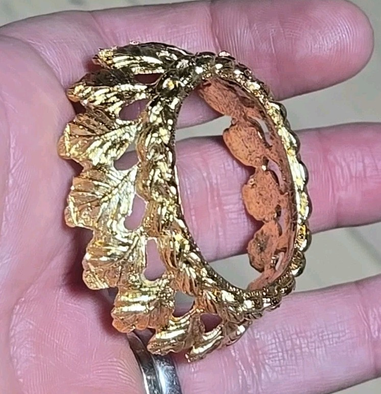 vintage gold tone crown of leaves egg stand display holder 1 2/8″ Diameter