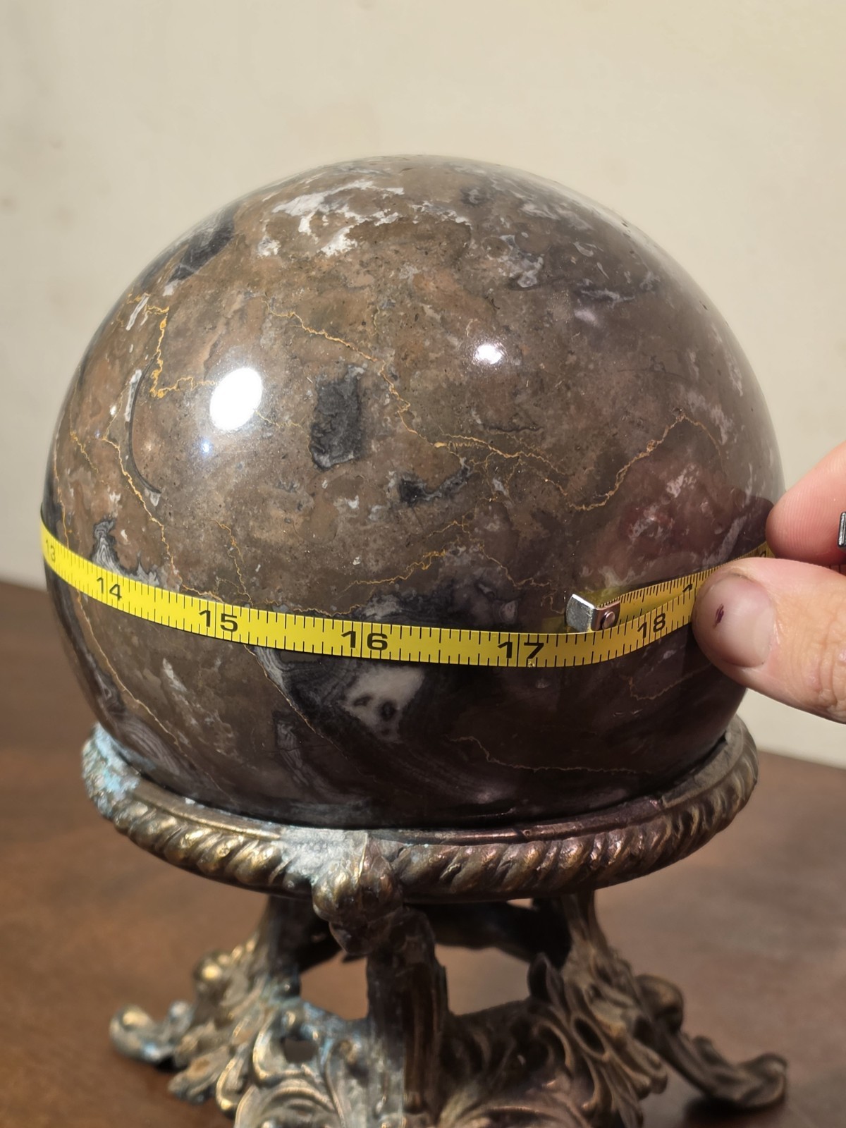 POLISHED SPHERE MARBLE STONE BALL ORB BRASS PEDESTAL 8 POUNDS 17″ CIRCUMFERENCE