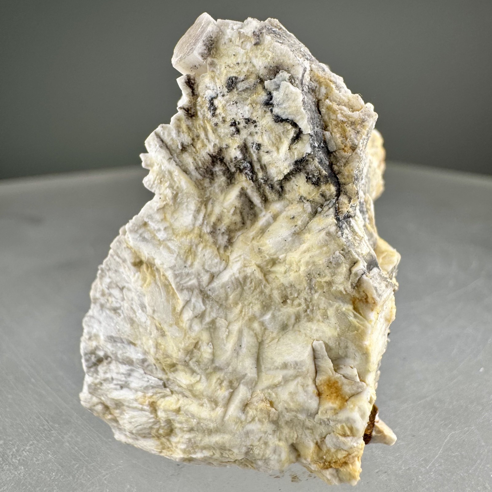 Sogdianite, Microcline, Arfvedsonite: Washington Pass, Washington, USA