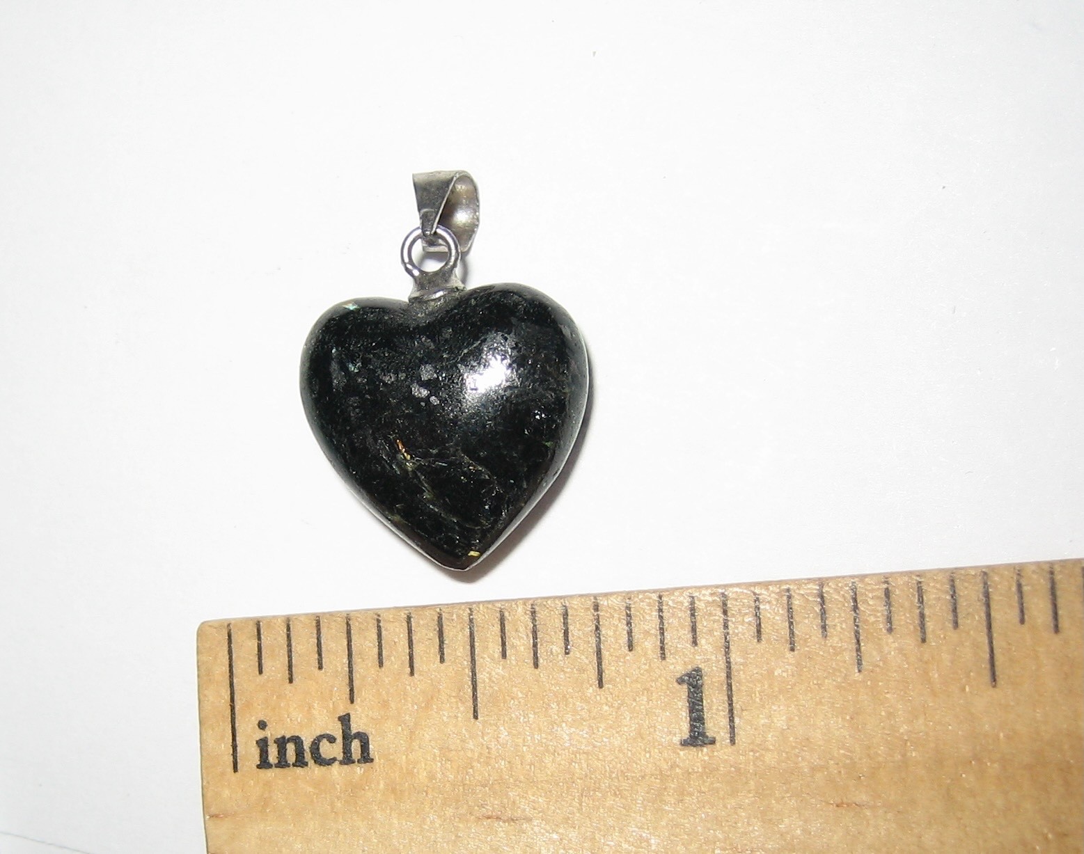 15mm RARE! POLISHED NATURAL AUTHENTIC NUUMMITE STONE HEART PENDANT GREENLAND *1
