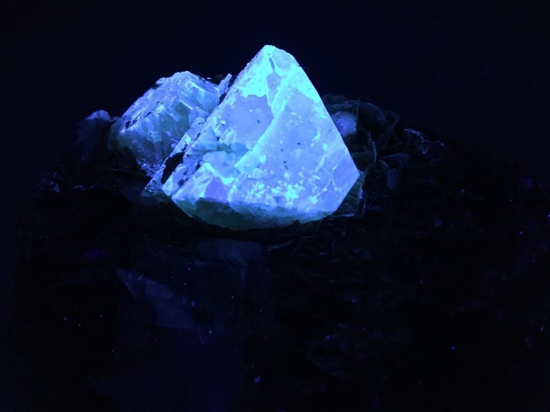 KB: SW FL BRIGHT BLUE/WHITE XL OF SCHEELITE ON MATRIX PINGWU MINE, SICHUAN CHINA