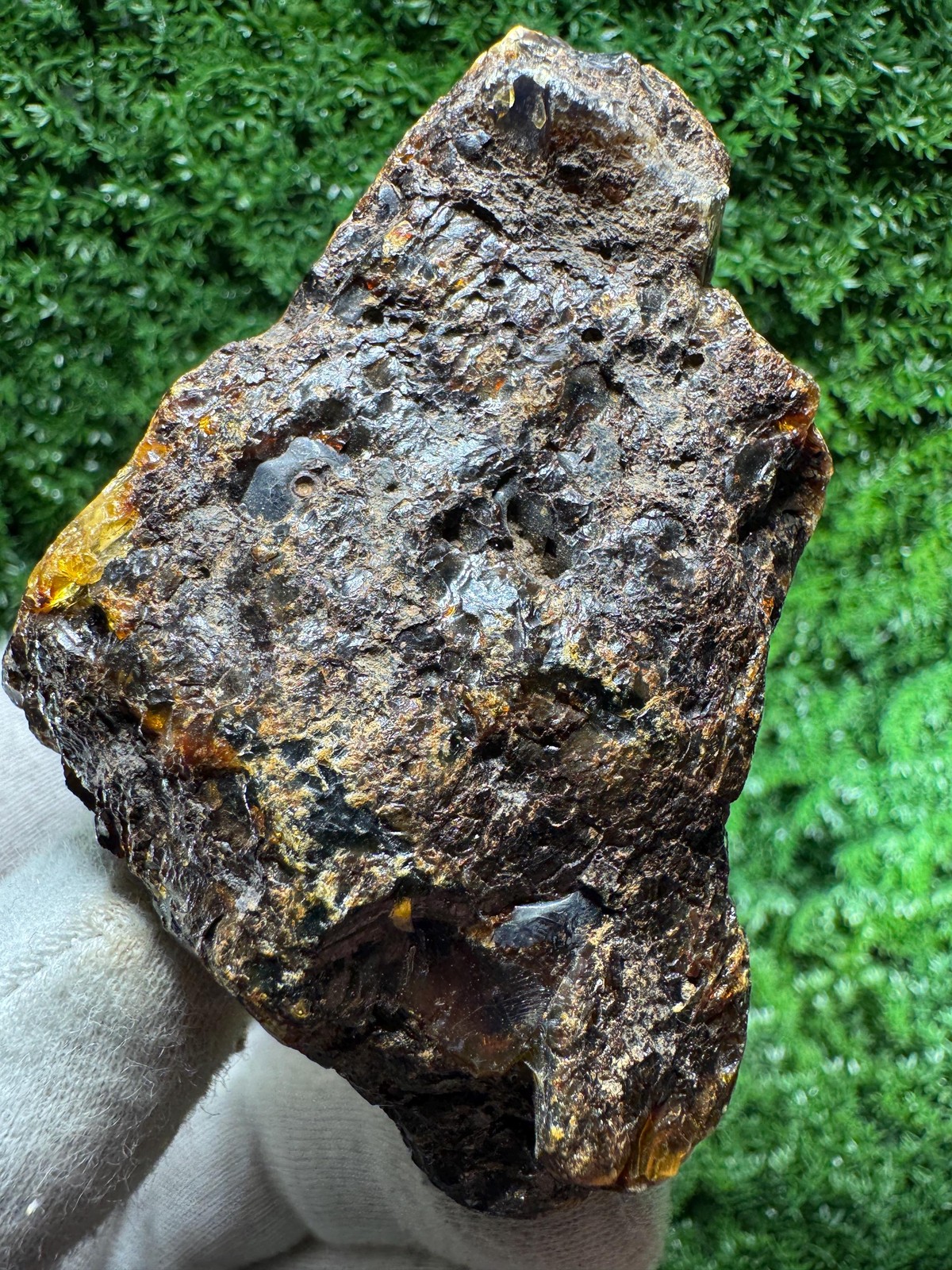 Beauty! Natural BLUE AMBER from Indonesia! UV reactive, / N376