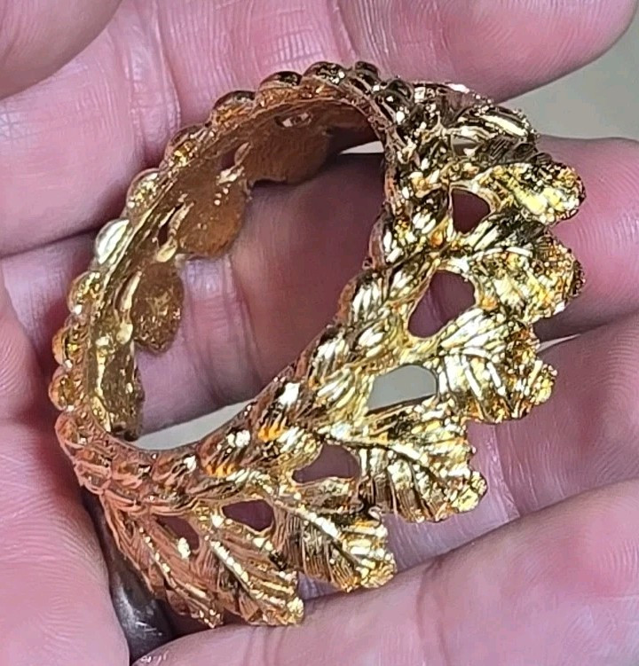 vintage gold tone crown of leaves egg stand display holder 1 2/8″ Diameter