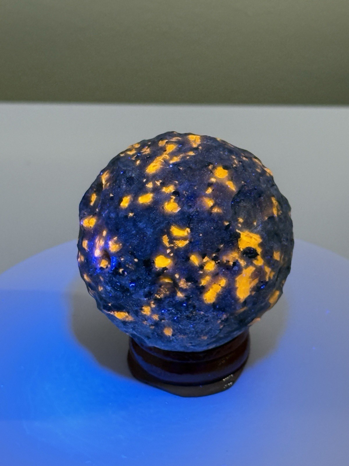 FLUORESCENT Sodalite-bearing Syenite (Yooperlite) Carved Moon Sphere w/ Stand