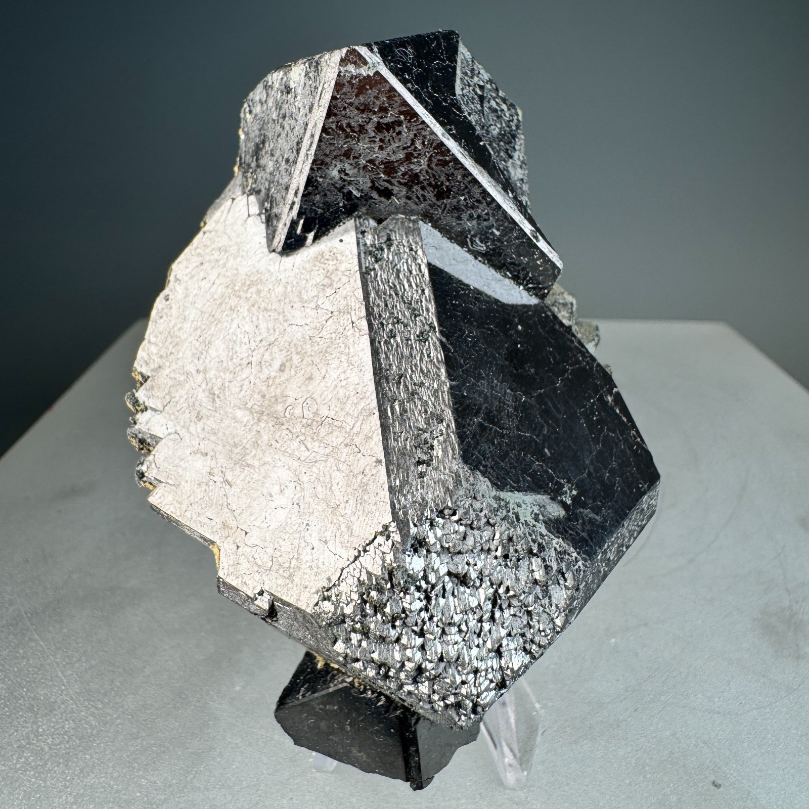 Fine Lustrous Magnetite Crystal: Huanggang Fe- Sn deposit, Inner Mongolia, China