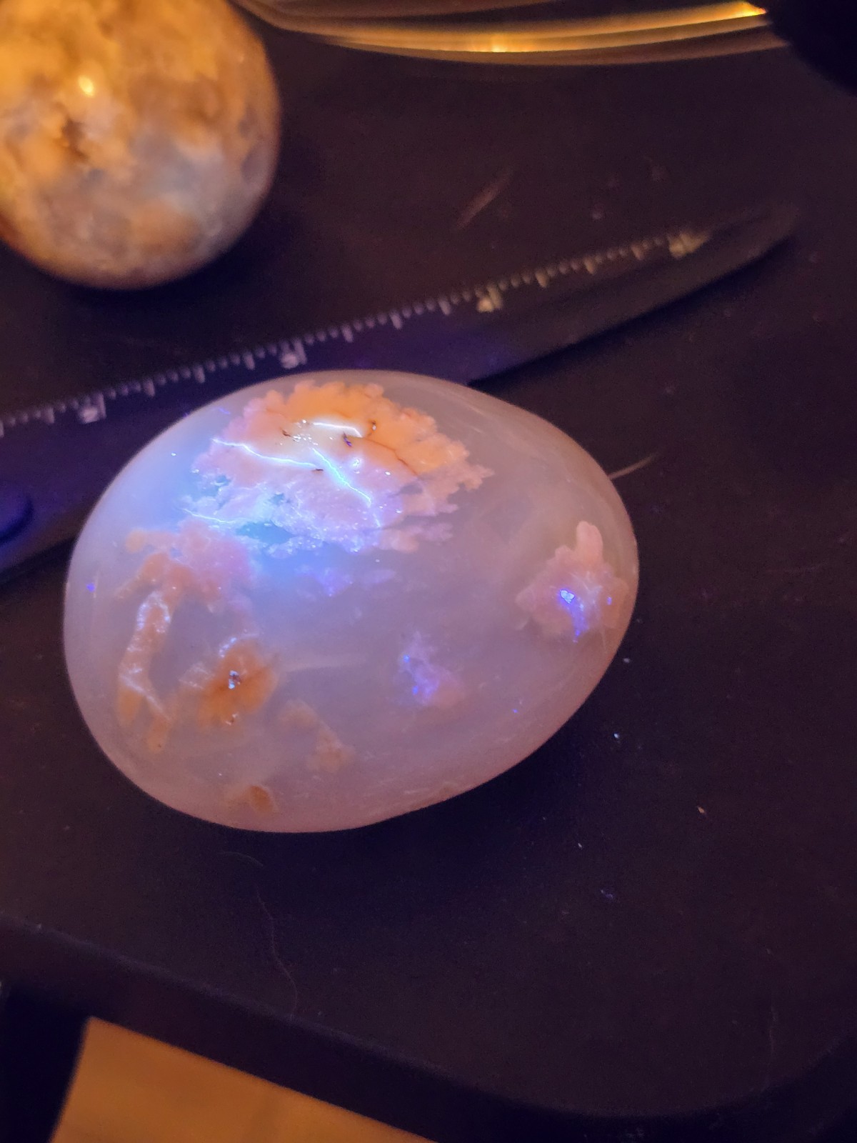 Flower Agate Palm stone 4 oz 30.4mm UV Reactive