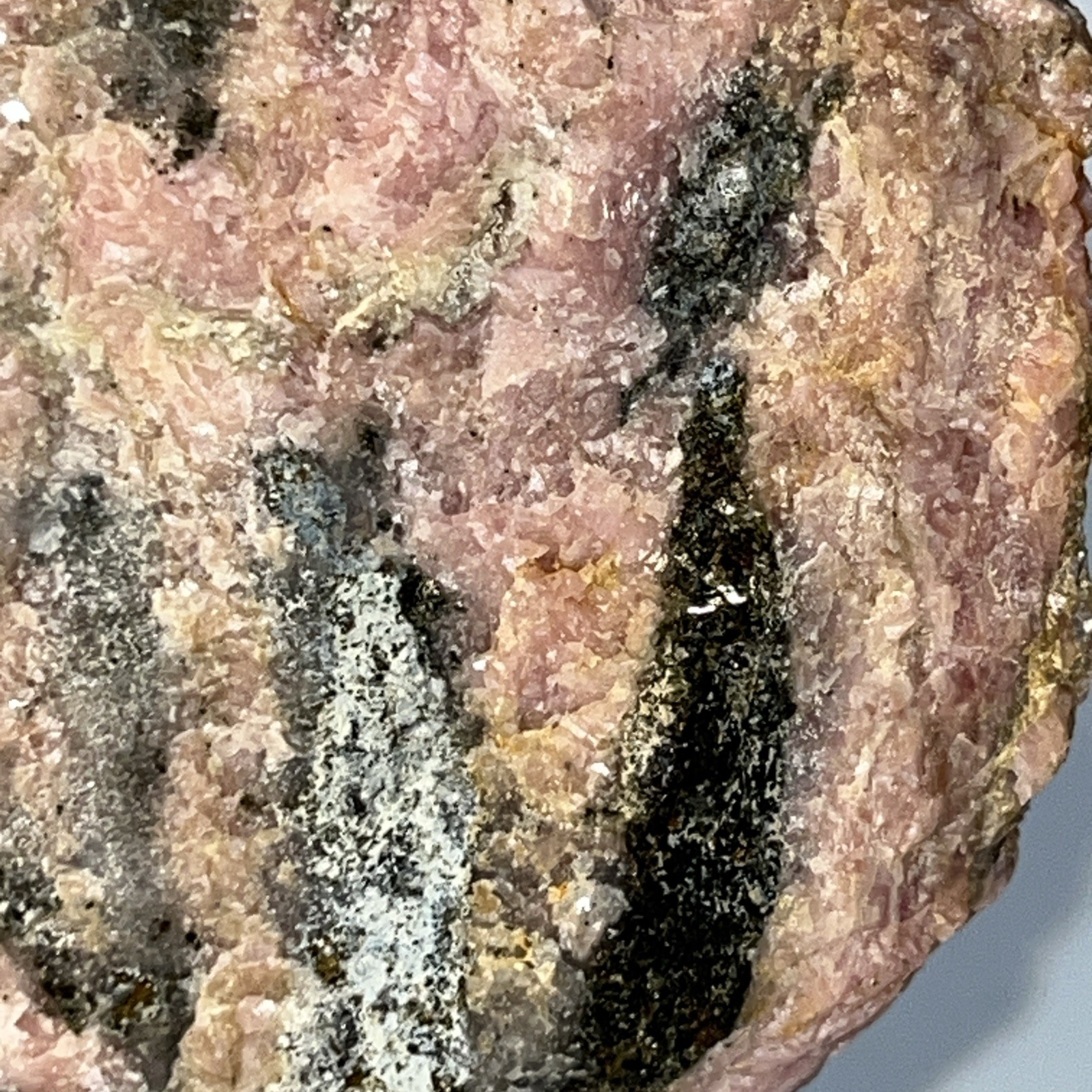 Rhodonite w/Franklinite 940g Franklin NJ 120x90x85mm Rose Pink Gemstone Specimen