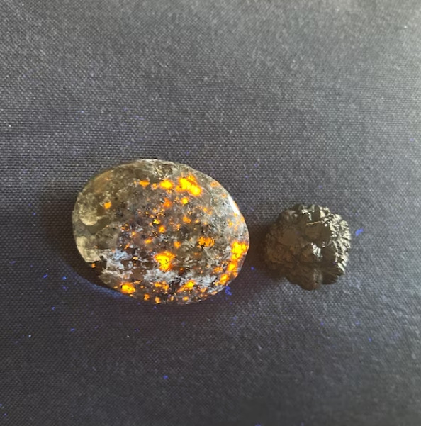 High Quality Yooperlite Glowing Palm Stone UV Reactive Healing Crystal Gemstone