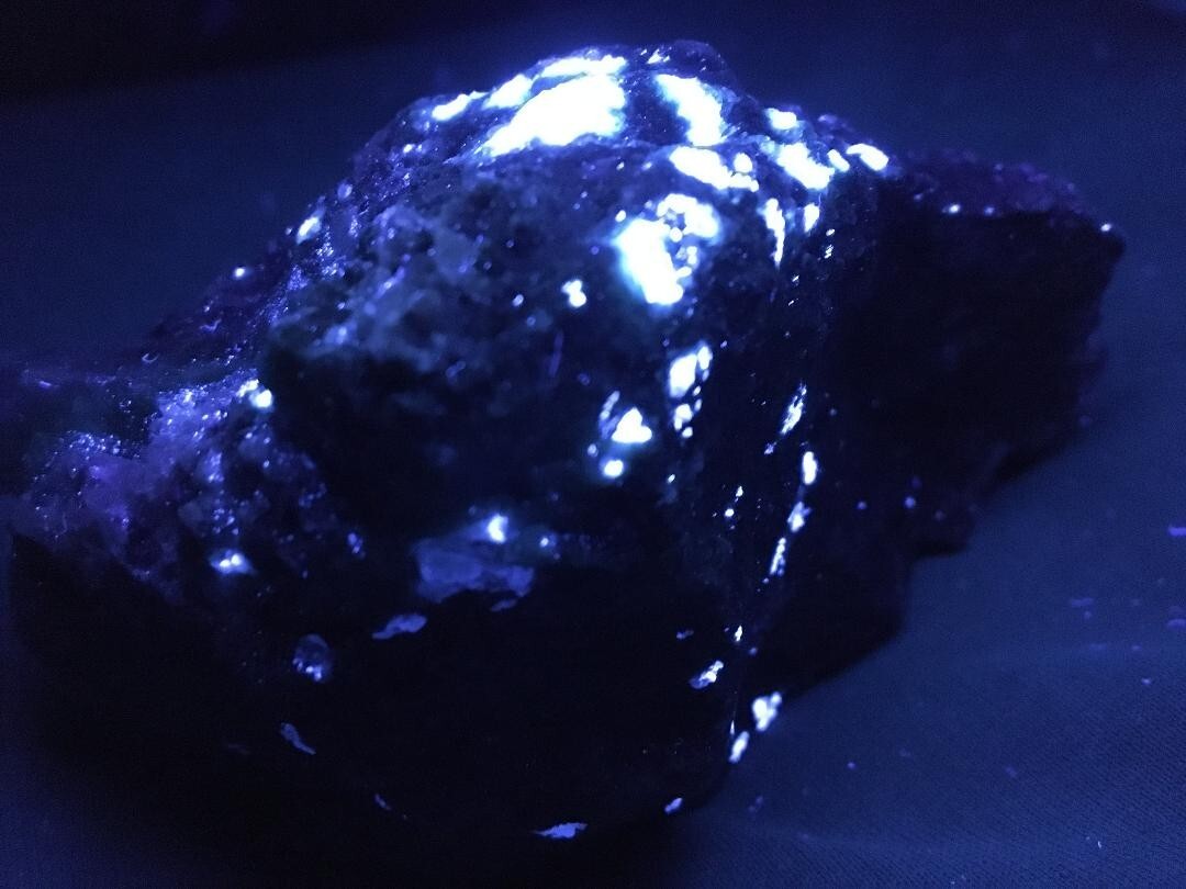KB: SW FL BRIGHT BLUE/WHITE SCHEELITE W/ EMERALD XL FROM YUNNAN PROVINCE, CHINA