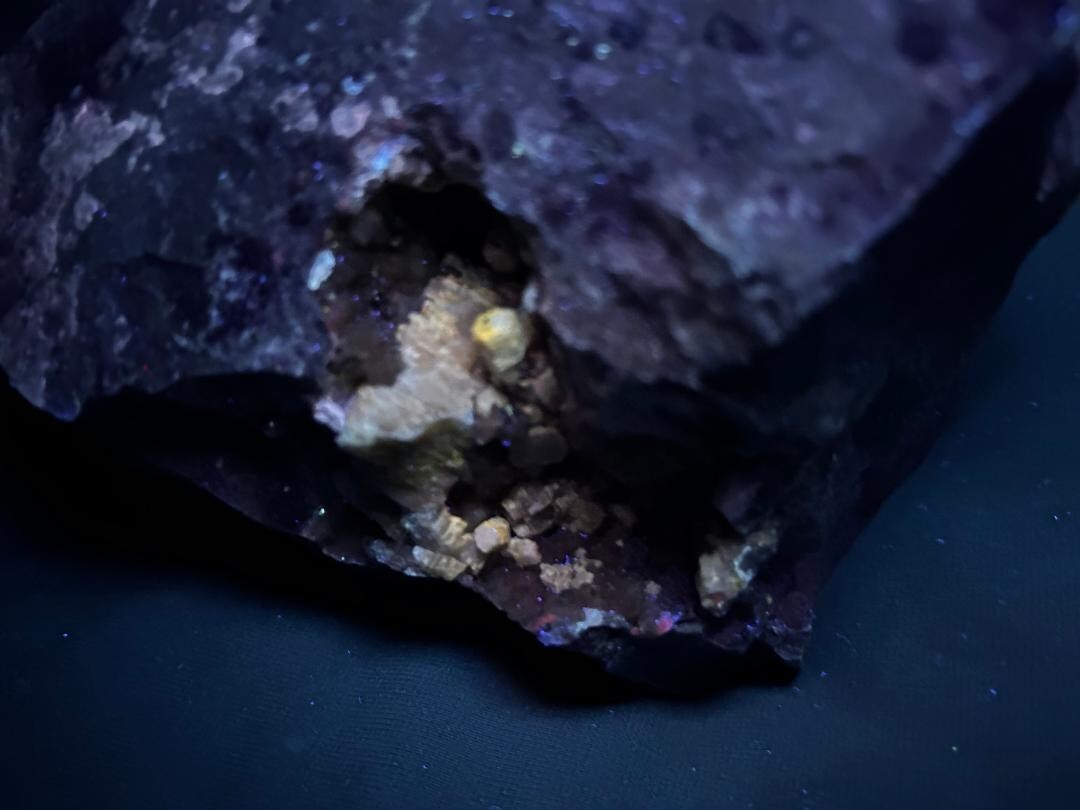 KB: BRIGHT! FL. YELLOW/WHITE SW/LW WELOGANITE XLS. FROM FRANCON QUARRY, CANADA