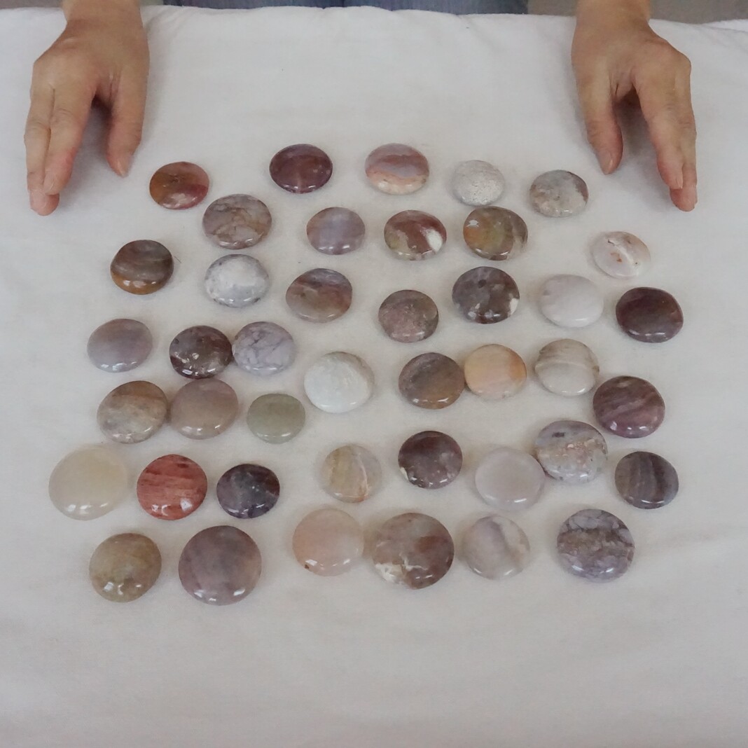 2.2LB 42Pcs Natural Agate Carnelian Disc Quartz Crystal Palm Stone Healing