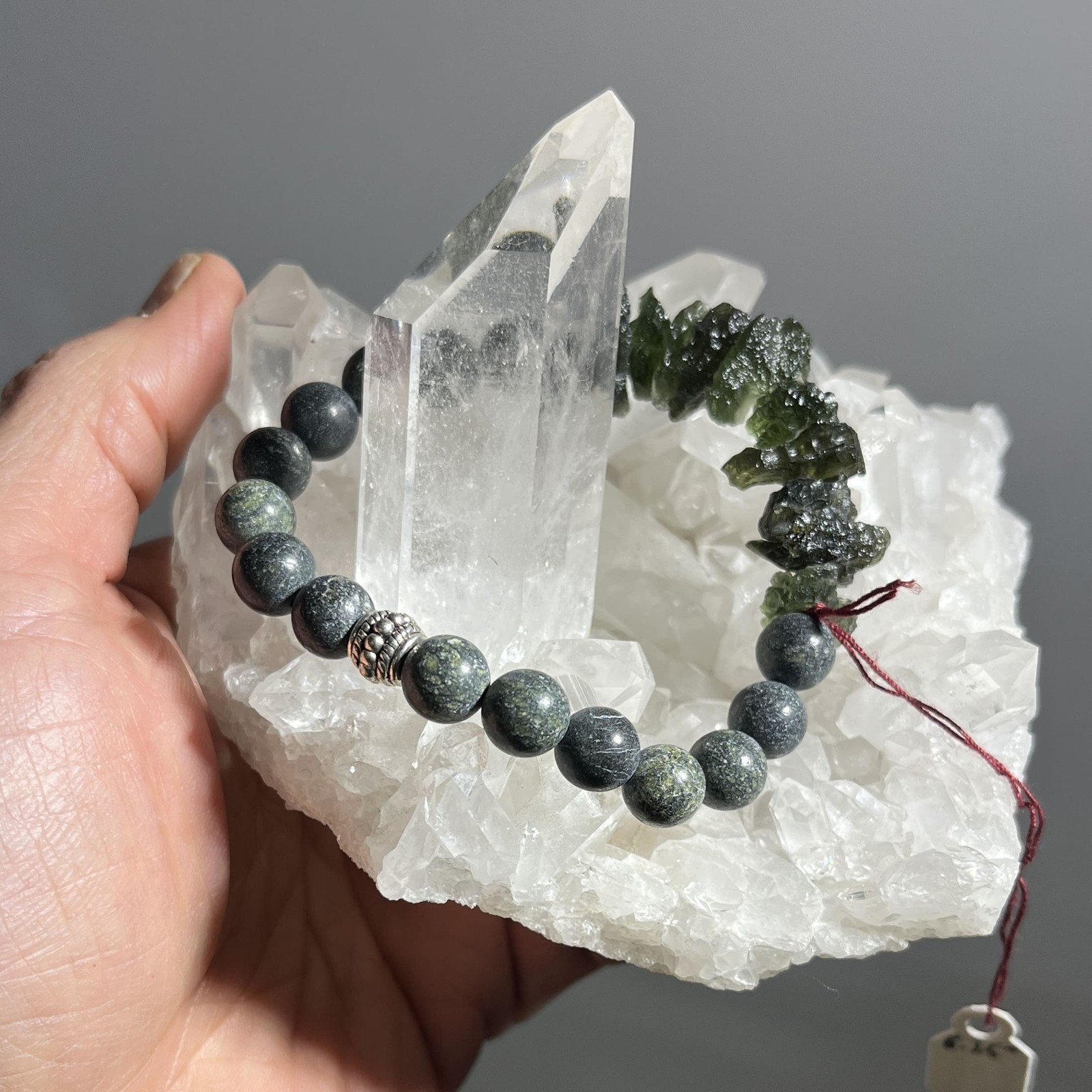 Moldavite bracelet (rough) 11-chip with Serpentine healing crystal