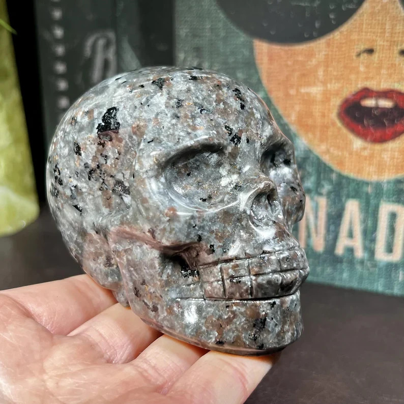 Yooperlite Skull Figurine UV Reactive Glowing Fluorescent Crystal Skull Carving