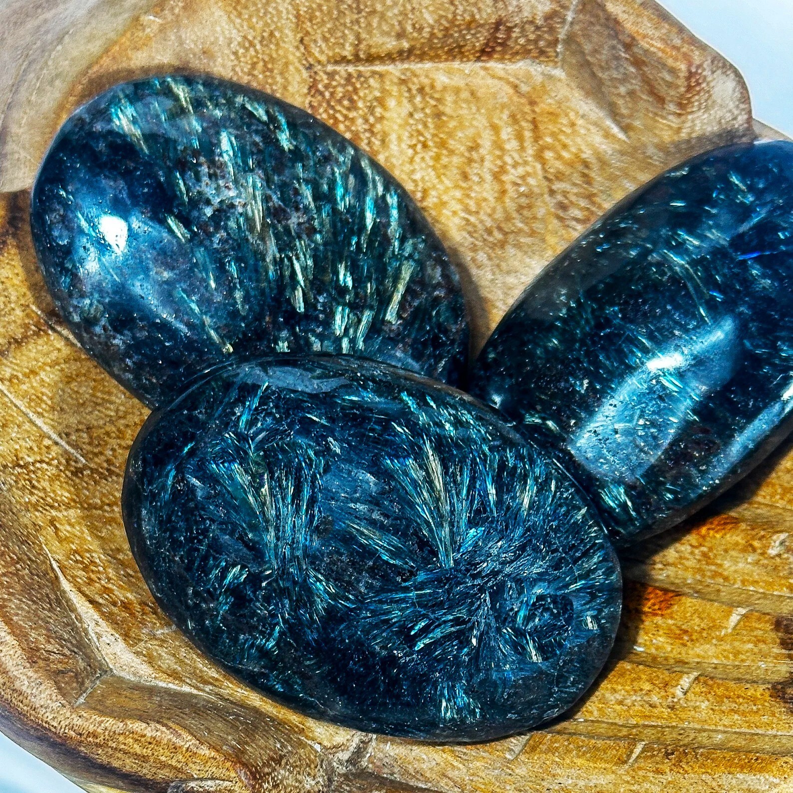 Arfvedsonite Electric Flash Firework Protective Healing Tumbled Palm Stone 2″-3″