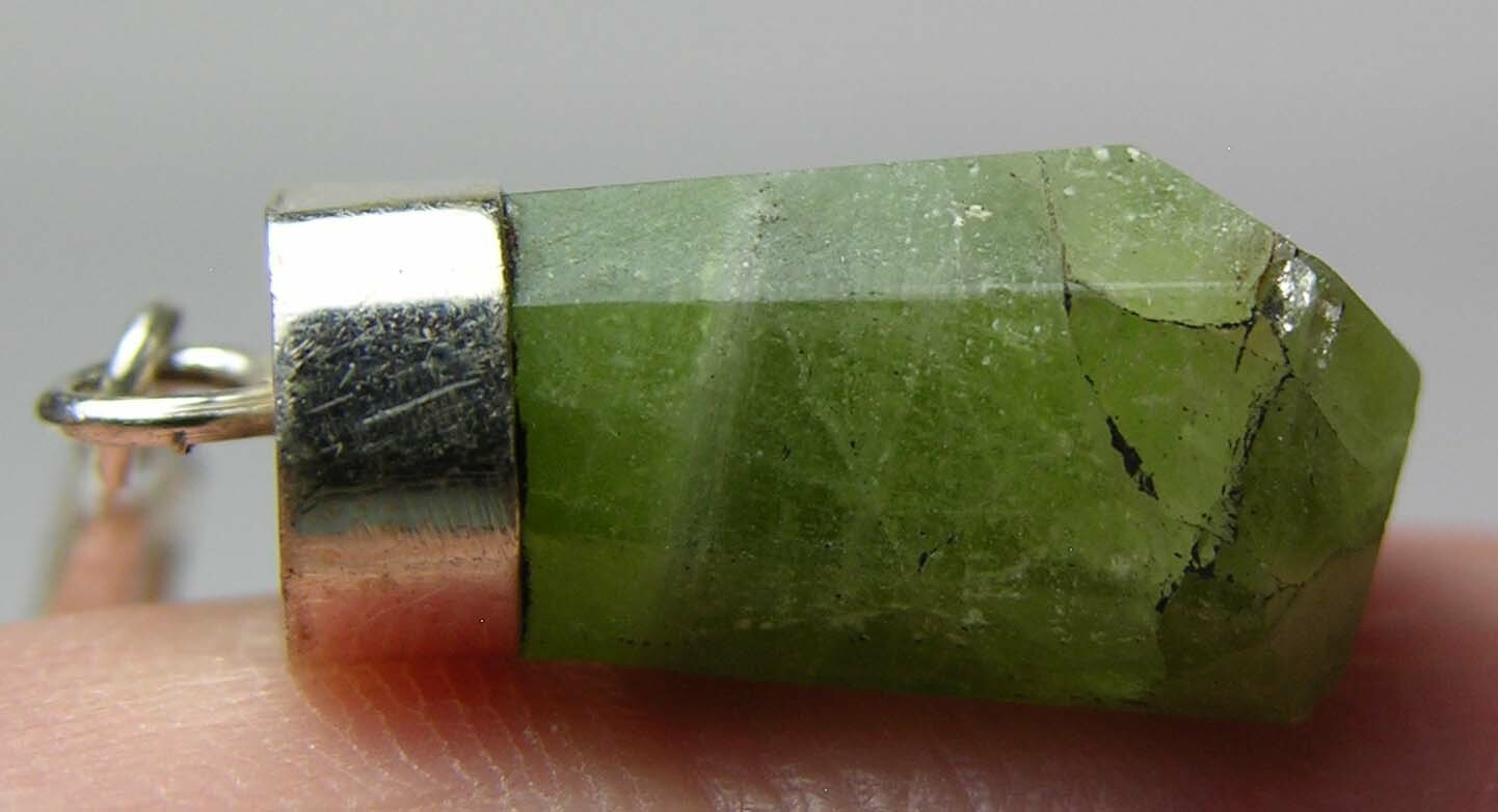 #14 Pakistan 13.60ct 100% Natural Peridot Crystal Specimen Pendant 2.70g 16.00mm