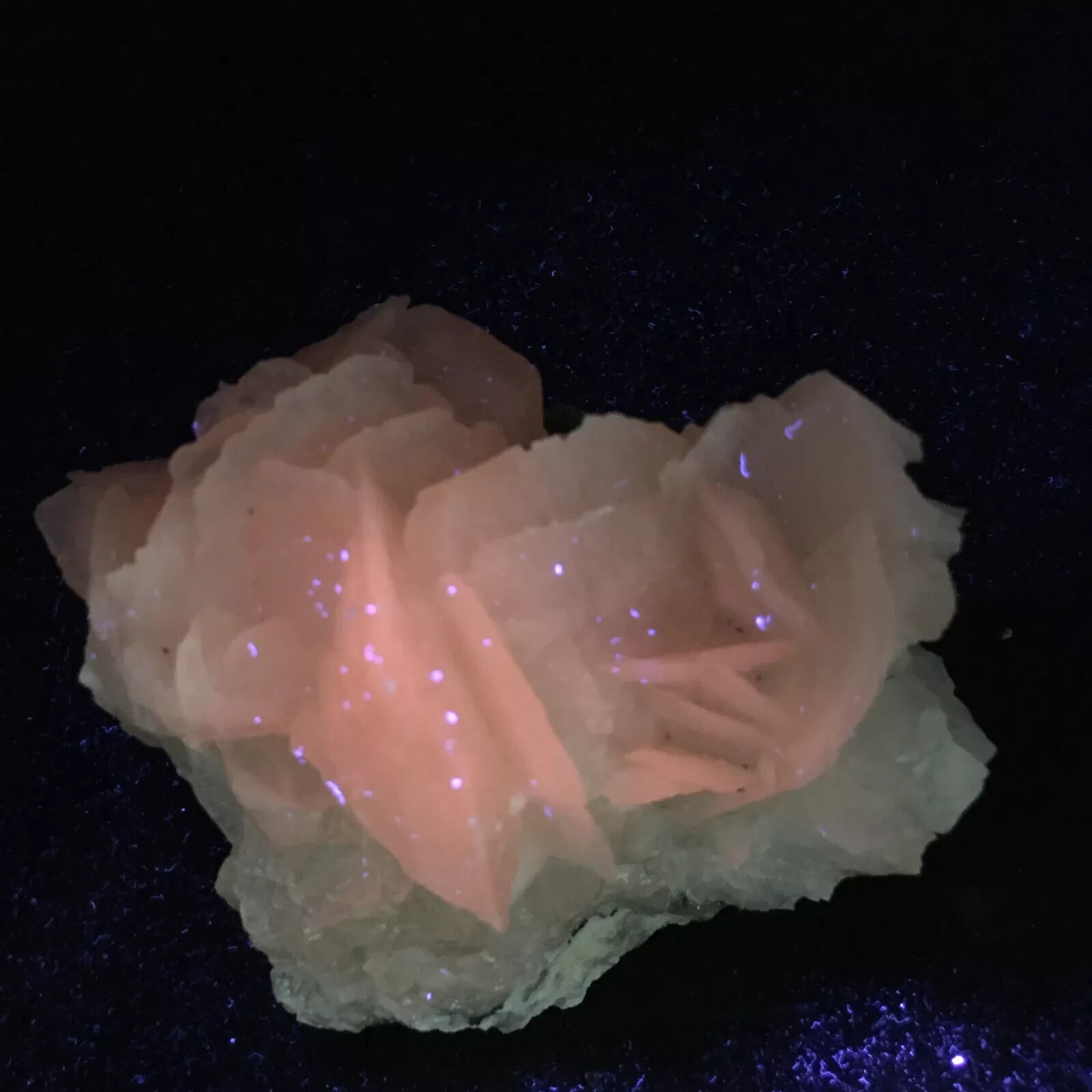 558g Rare pink fluorescent calcite comes from Chenzhou, Hunan, China