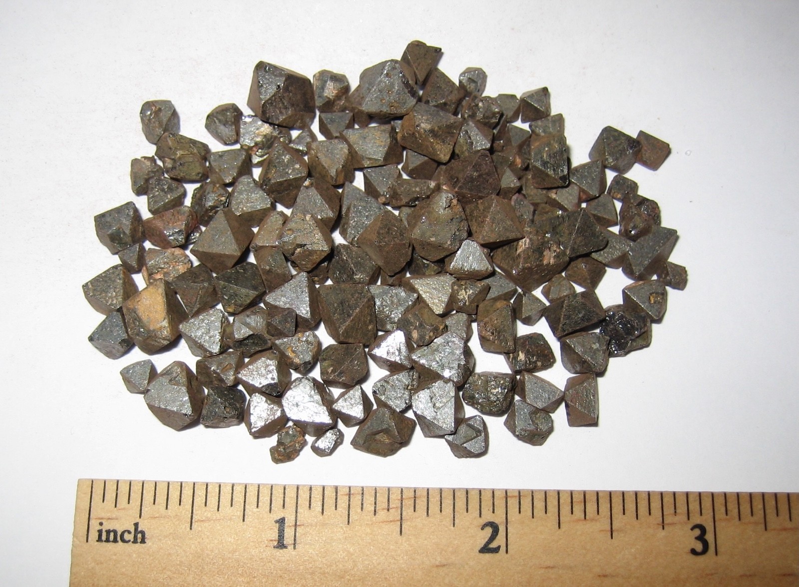PILE TINY NATURAL ROUGH 0.2″- 0.3″ MAGNETITE CRYSTAL MINERALS FROM BRAZIL 54g *4