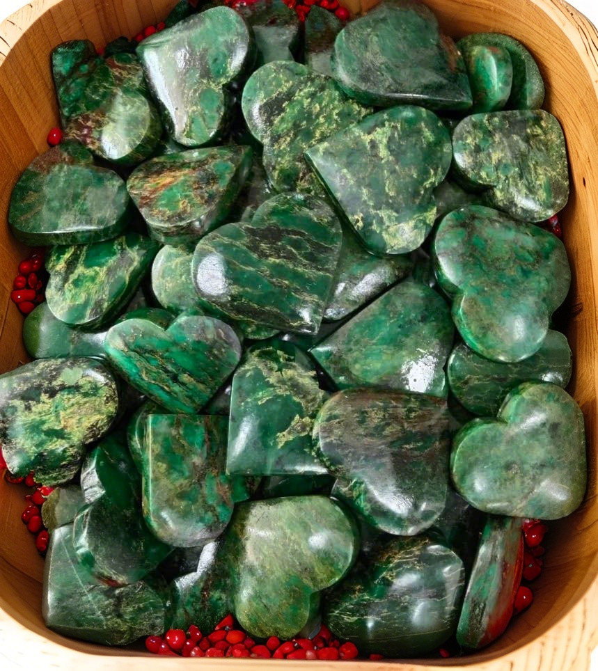 Natural Green Emerald Heart Carved Stone Crystal Minerals Gemstone Specimens