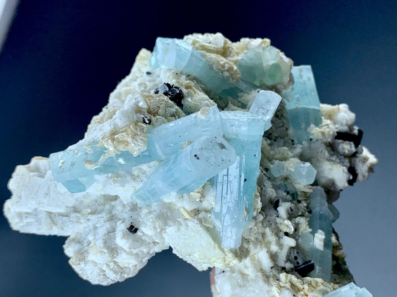 737Carat Top Quality Aquamarine Crystal Specimen From Skardu Pakistan.Rare Color