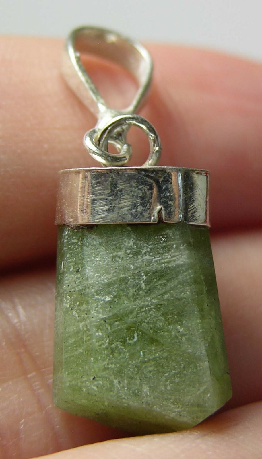 #14 Pakistan 13.60ct 100% Natural Peridot Crystal Specimen Pendant 2.70g 16.00mm
