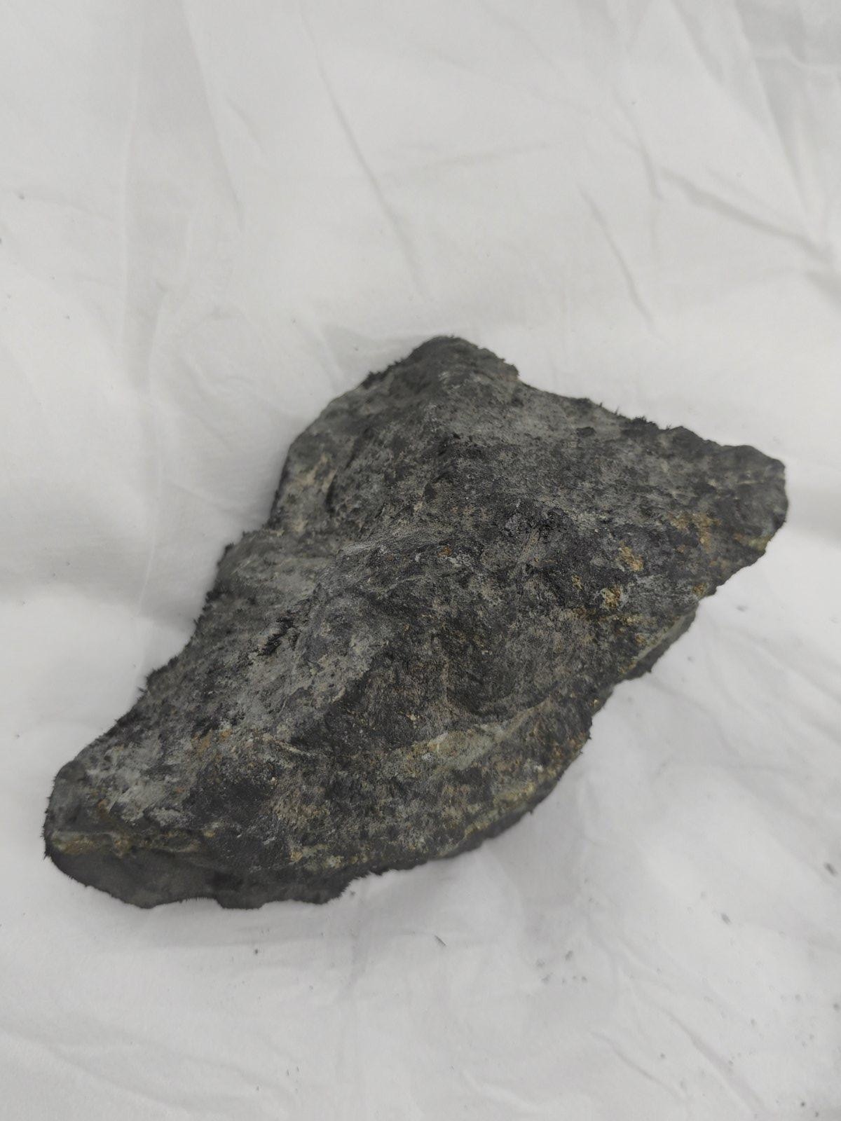 Large Lodestone Magnetite plus smaller stones iron+powder – 3.4 lbs 1542g USA