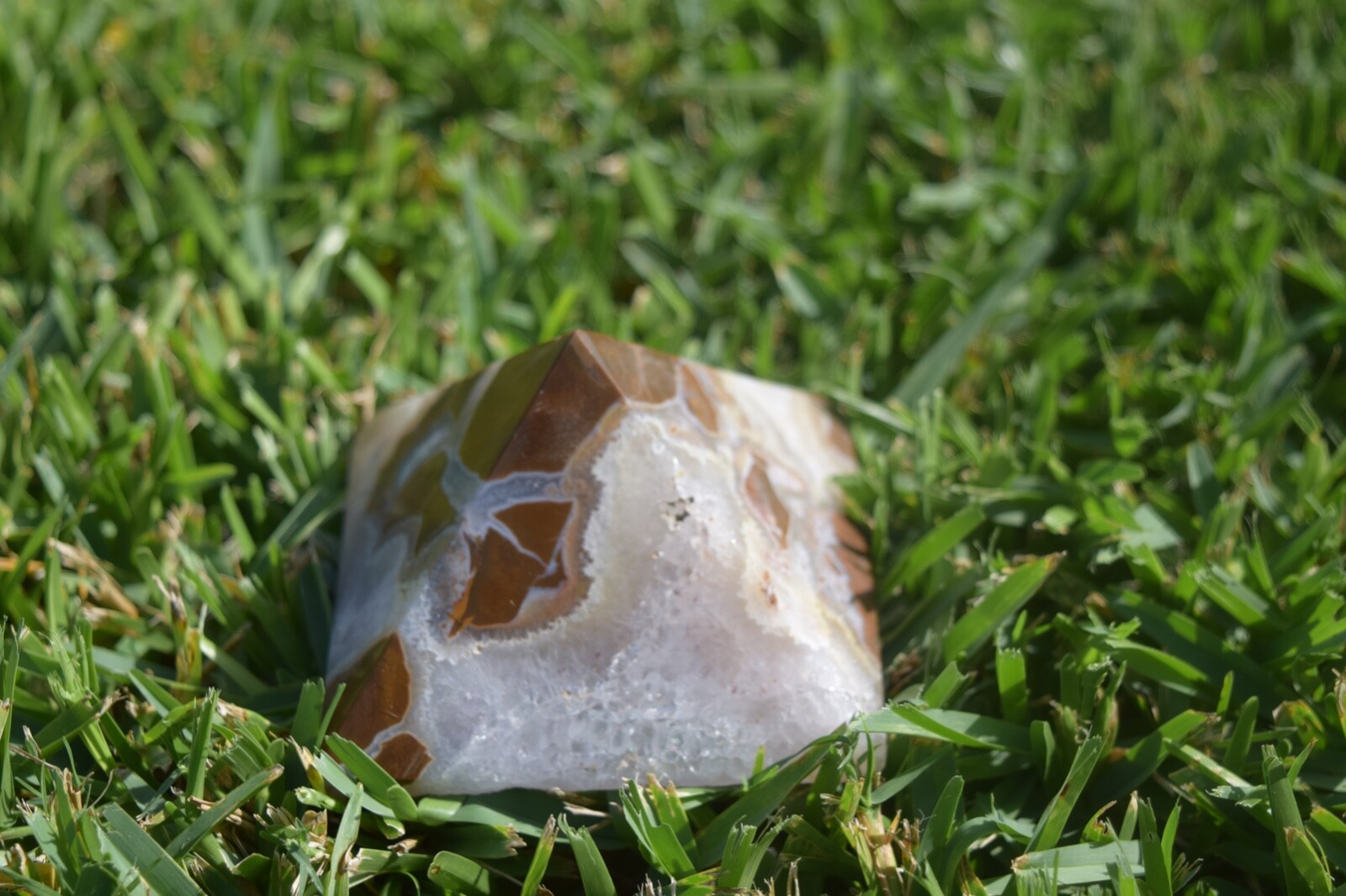OJ Ocean Jasper Pyramid with nice vug. Brown and White 377g Lot 41