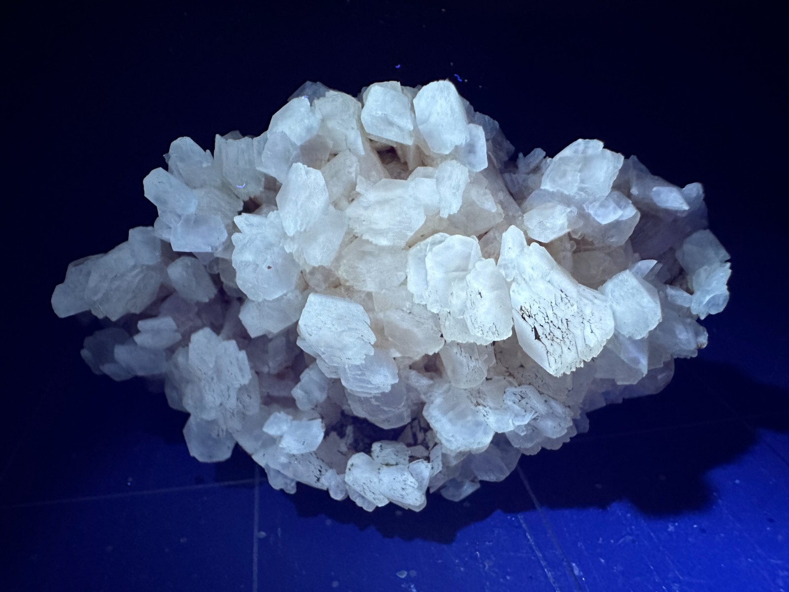 ➤ 2-1/2″ PHOSFLUORESCENT CREAM CALCITE on DOLOMITE Corydon Indiana VIDEO➤465