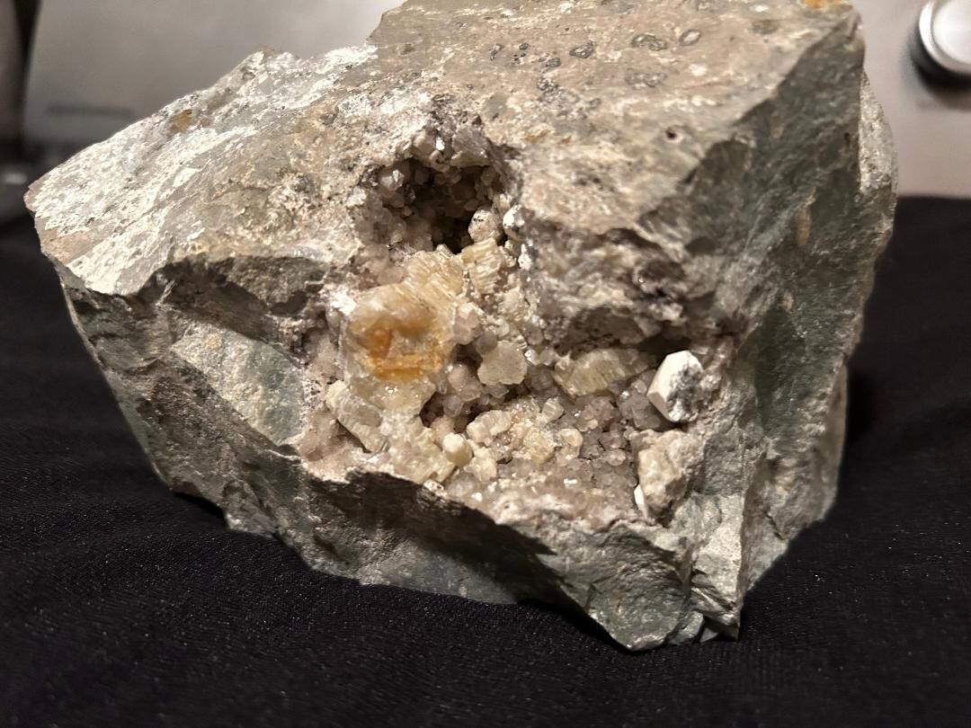 KB: BRIGHT! FL. YELLOW/WHITE SW/LW WELOGANITE XLS. FROM FRANCON QUARRY, CANADA
