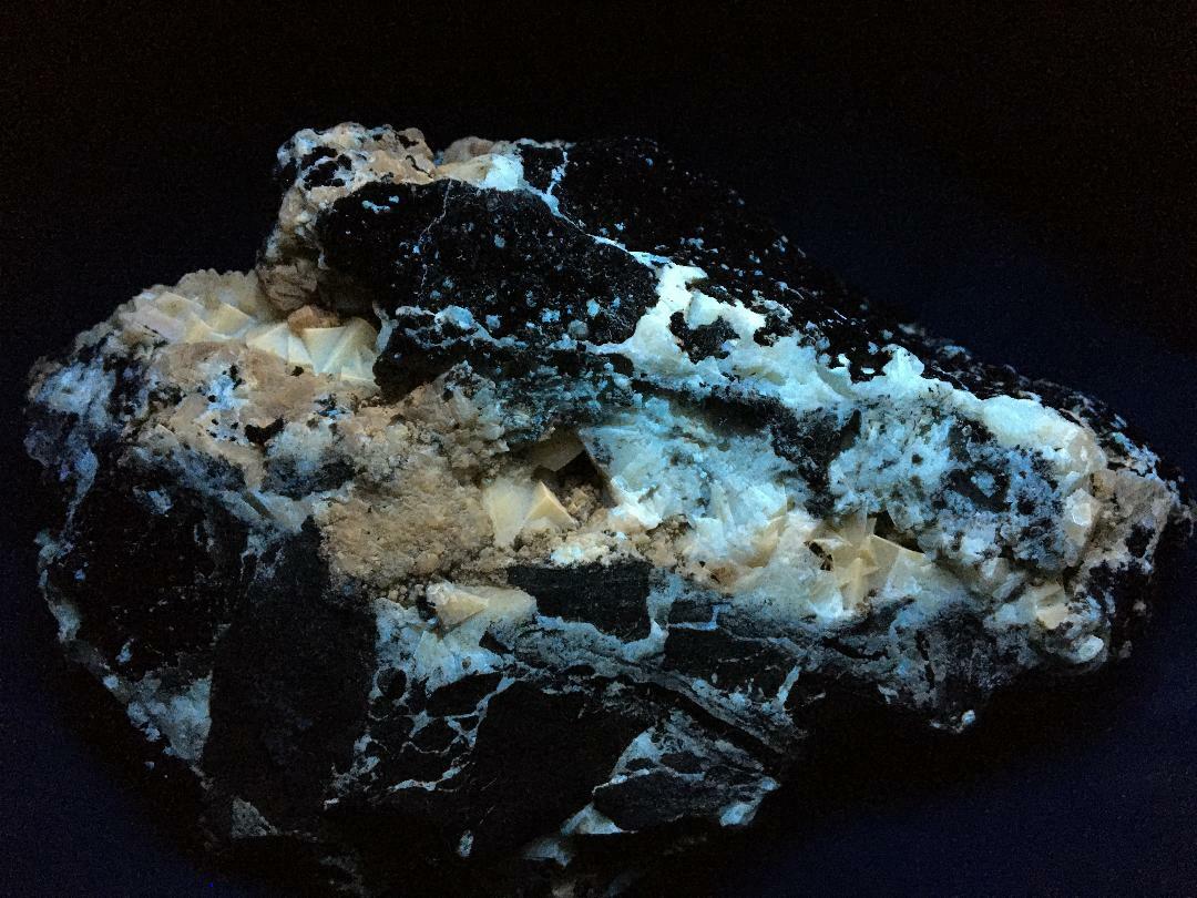 KB: BRIGHT! FL. YELLOW/WHITE & WHITE SW/LW/PHOS. CALCITE XLS. ON MATRIX, OREGON