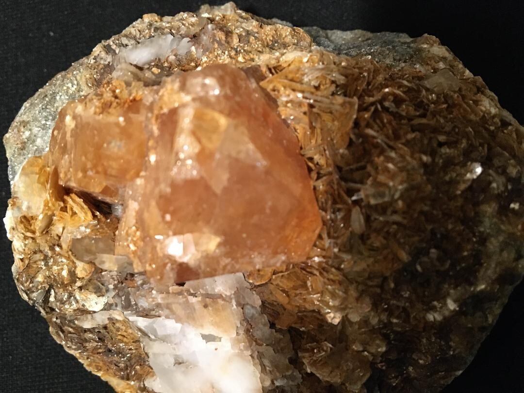 KB: SW FL BRIGHT BLUE/WHITE XL OF SCHEELITE ON MATRIX PINGWU MINE, SICHUAN CHINA